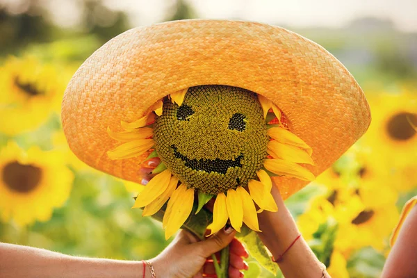 Cappello di girasole giorno d'estate sorridente — Foto Stock