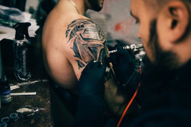 bir dövme bir adam arkasında oluşturma işlemi