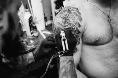 bir dövme bir adam arkasında oluşturma işlemi