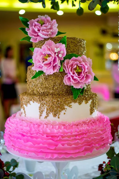 Bolo de casamento com peônias rosa — Fotografia de Stock