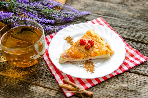 Torta deliciosa com queijo cottage com framboesa — Fotografia de Stock