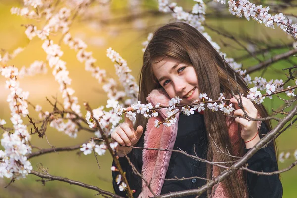 Szczęśliwa dziewczyna w kwitnących ogród na wiosnę — Zdjęcie stockowe