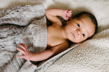 Yeni doğan bebek beşik içinde yalan