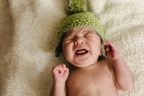 Bebé recién nacido llorando en su cuna — Foto de Stock