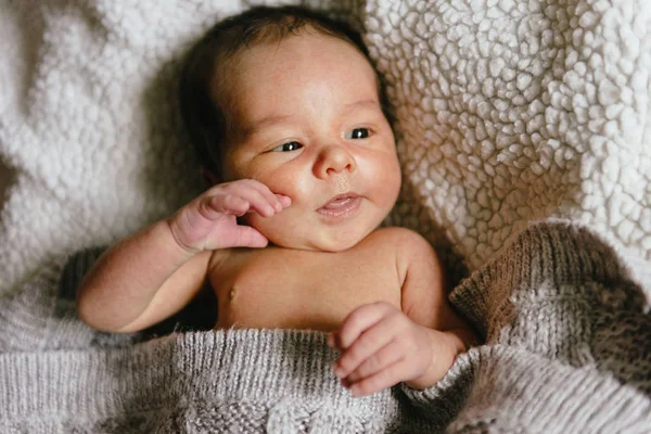 Bebé recién nacido acostado en una cuna — Foto de Stock