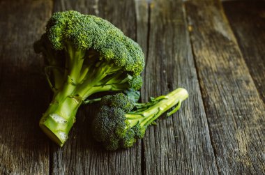Eski ahşap masa üzerinde ham taze brokoli.