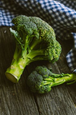 Eski ahşap masa üzerinde ham taze brokoli.