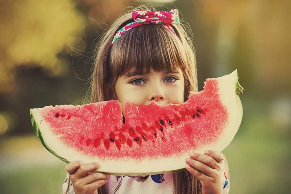 Criança feliz comendo melancia — Fotografia de Stock