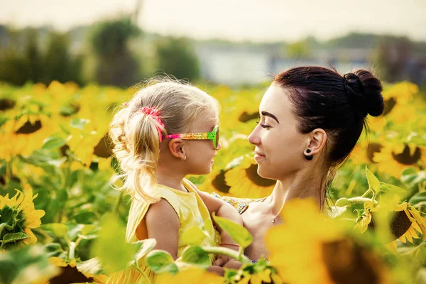 Мама и дочь в поле подсолнухов — стоковое фото