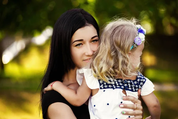 Moeder en haar kind geniet van het vroege voorjaar, eten apple, gelukkig. — Stockfoto