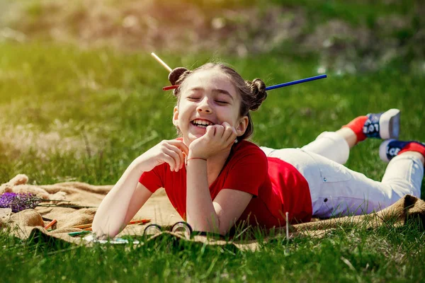 Porträt eines lustigen kleinen Mädchens mit Brille. — Stockfoto