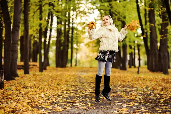 Linda niña con hojas de otoño en el parque —  Fotos de Stock