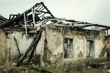 Eski yıkılmış ev