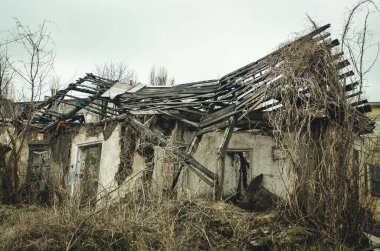 Eski yıkılmış ev