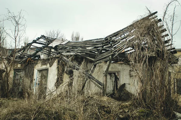 Eski yıkılmış ev