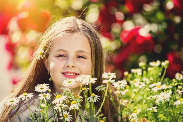 Portret van een meisje op kamille veld — Stockfoto