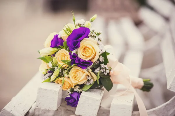 El ramo de boda de las rosas en el banco —  Fotos de Stock