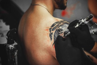 bir dövme bir adam arkasında oluşturma işlemi