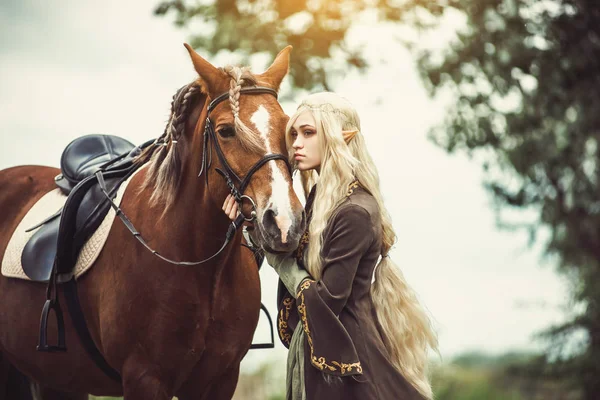 Femme elfe dans la forêt avec — Photo