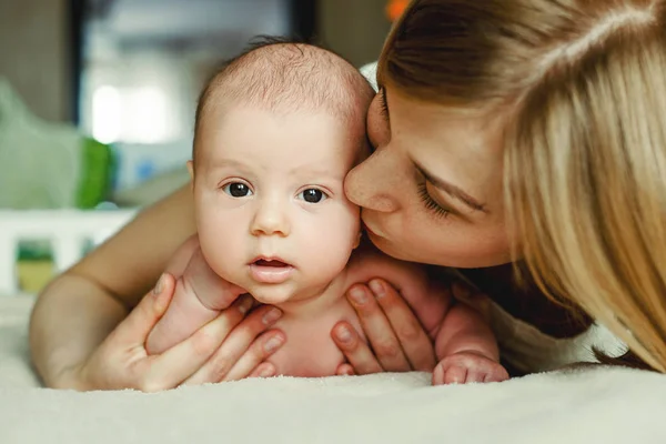Retrato de mãe e bebê felizes em casa — Fotografia de Stock