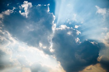 Mavi gökyüzü üzerinde bulutlar şeklinde üç kalbidir.