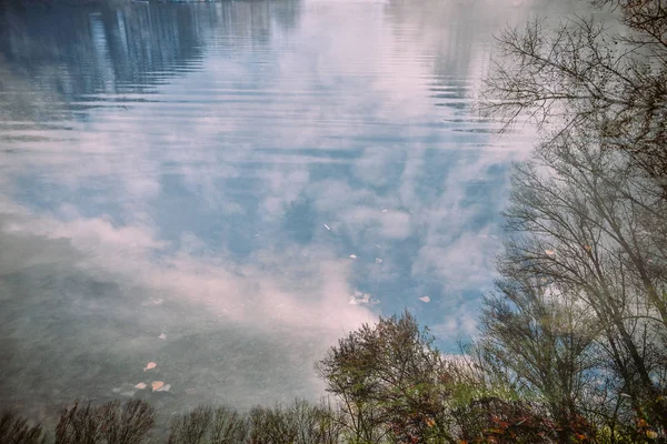 秋の風景の水の反射。抽象的な背景。レトロなフィルター. — ストック写真