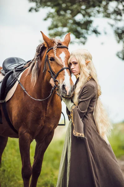 Femme elfe dans la forêt avec — Photo