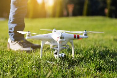 Ukrayna Poltavskaya bölgesi, Kremenchuk - 26 Nisan 2017: adam bir quadrocopter denetler. Quadrocopter ile DJI indeks işlem Phantom 3 standart parkta denize indirmek.