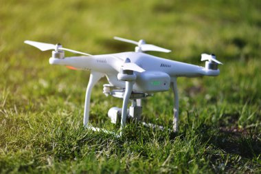 Ukrayna Poltavskaya bölgesi, Kremenchuk - 26 Nisan 2017: adam bir quadrocopter denetler. Quadrocopter ile DJI indeks işlem Phantom 3 standart parkta denize indirmek.