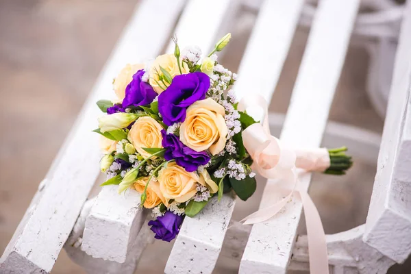 Bröllop bukett av rosor och lila på vit bänk — Stockfoto
