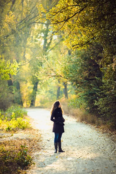 Kız güzel sonbahar parkta yürüyor — Stok fotoğraf