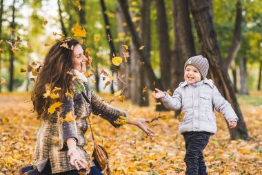 Sevimli küçük çocuk annesi sonbahar Park ile