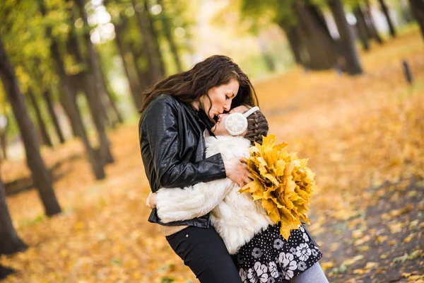 Mãe feliz e filha no parque no outono — Fotografia de Stock