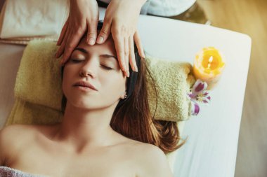 Genç, güzel ve sağlıklı kadın spa salonda. Geleneksel oryantal Masaj Terapi ve güzellik bakımları.