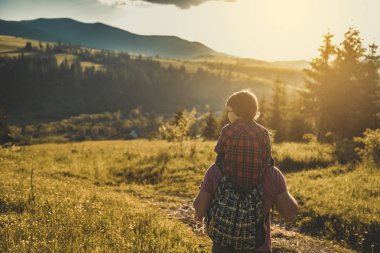 Oğlu ve babası dağda.
