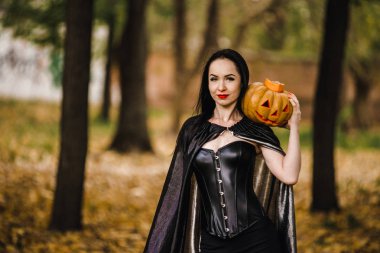 Sonbahar ormanda genç cadı