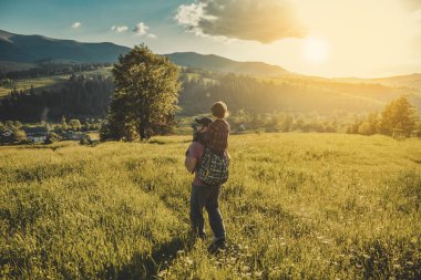 Oğlu ve babası dağda.