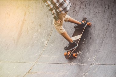 Kaykaycı üzerinde kara bulutlar arka plan yerel skate Park ile bir eziyet.