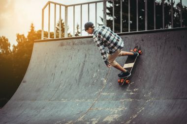Kaykaycı üzerinde kara bulutlar arka plan yerel skate Park ile bir eziyet.