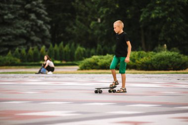Kaykaycı üzerinde kara bulutlar arka plan yerel skate Park ile bir eziyet.