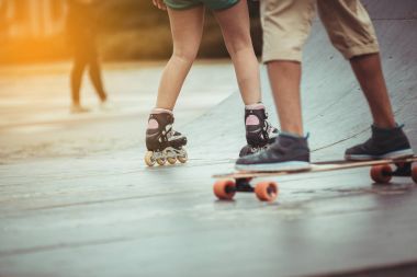 Kaykaycı üzerinde kara bulutlar arka plan yerel skate Park ile bir eziyet.
