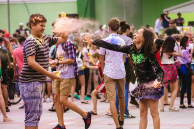 Ukrayna - 30 Temmuz 2017: Gençler renkleri Kremenchug, Ukrayna'daki tarih 30 Temmuz 2017 Holi Festivali