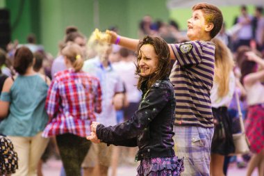 Ukrayna - 30 Temmuz 2017: Gençler renkleri Kremenchug, Ukrayna'daki tarih 30 Temmuz 2017 Holi Festivali