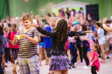 Ukrayna - 30 Temmuz 2017: Gençler renkleri Kremenchug, Ukrayna'daki tarih 30 Temmuz 2017 Holi Festivali