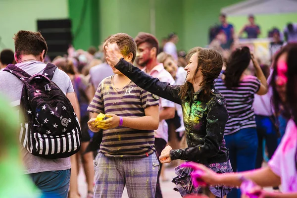 Ukrayna - 30 Temmuz 2017: Gençler renkleri Kremenchug, Ukrayna'daki tarih 30 Temmuz 2017 Holi Festivali