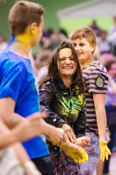 Ukrayna - 30 Temmuz 2017: Gençler renkleri Kremenchug, Ukrayna'daki tarih 30 Temmuz 2017 Holi Festivali