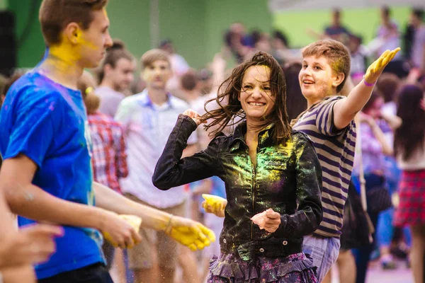 Ukrayna - 30 Temmuz 2017: Gençler renkleri Kremenchug, Ukrayna'daki tarih 30 Temmuz 2017 Holi Festivali