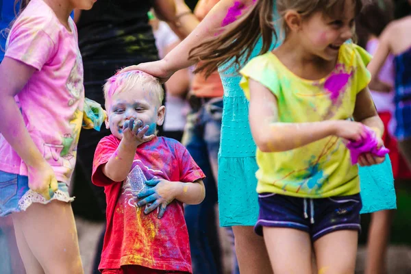 Ukrayna - 30 Temmuz 2017: Gençler renkleri Kremenchug, Ukrayna'daki tarih 30 Temmuz 2017 Holi Festivali