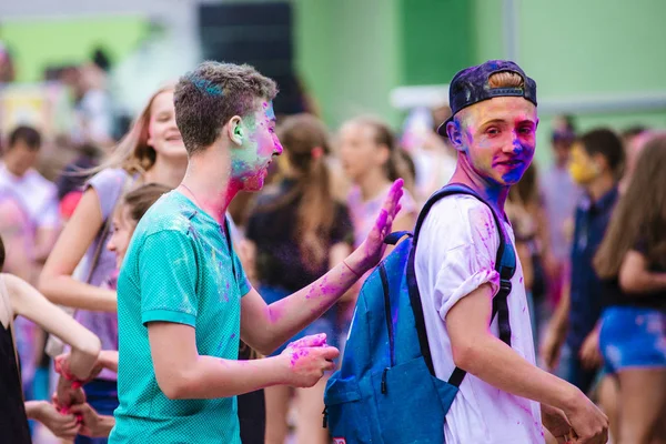 UCRANIA - 30 de julio de 2017: Jóvenes en el festival de colores Holi el 30 de julio de 2017 en Kremenchug, Ucrania —  Fotos de Stock