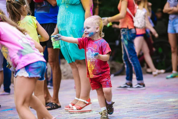 Ukraina - 30 lipca 2017: Młodych ludzi na festiwalu kolorów Holi w dniu 30 lipca 2017 w Kremenczug, Ukraina — Zdjęcie stockowe